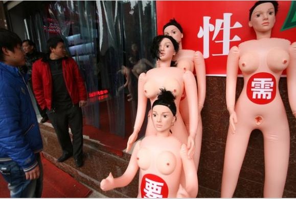 罕见！长沙315宣传竟用充气娃娃打头阵（图）